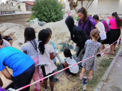 ילדי השכונה מקשטים את הכניסה לספרייה