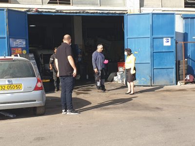 ראש העיר משוחחת עם בעל מוסך, קרדיט צילום יוחאי טדגי