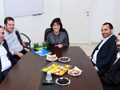 ראש העיר ד"ר עליזה בלוך עם חברי תנועת ש"ס בעת חתימת ההסכם הקואליציוני.