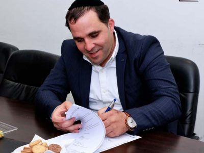 איציק אלמליח חותם על ההסכם הקןאליציוני עם ראש העיר