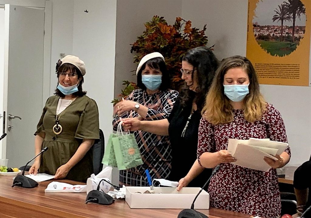 ראש העיר ד"ר עליזה בלוך וסגרה"ע עו"ד רינה הולנדר בערב הוקרה לרכזי השכונות