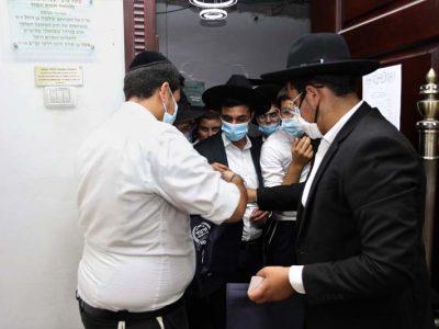 בחורים מקבלים את הפרס ברמה א