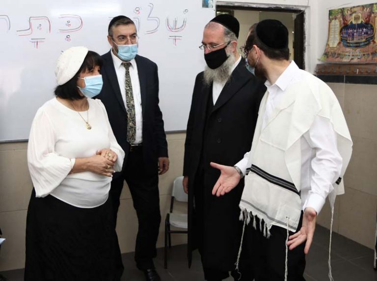 עליזה בלוך, מנחם ברוכמן, וישעיהו ארנרייך ביחד עם המלמד בכיתה א