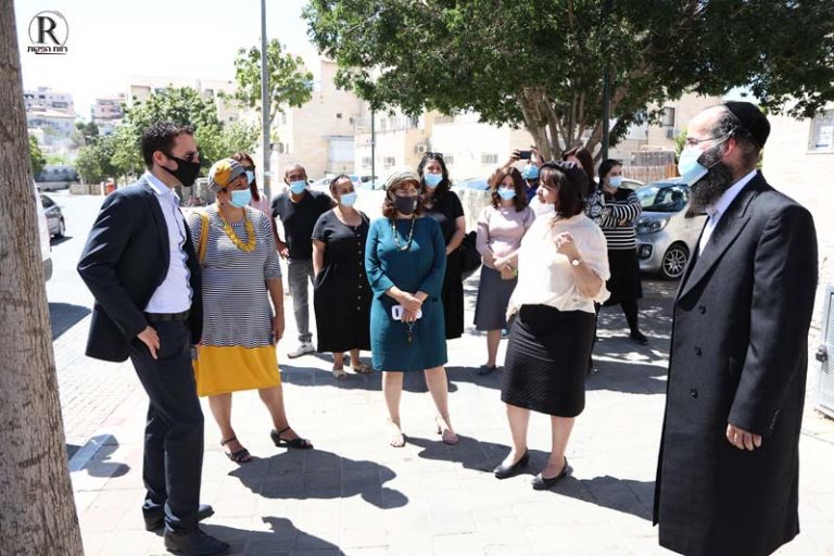 ראש העיר עליזה בלוך מספרת לשר על ארגון עזרת אחים