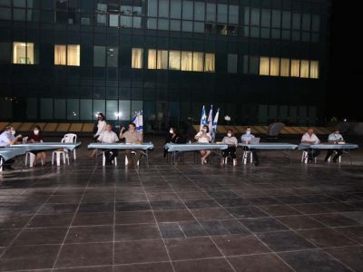 ראש העיר מנהלת את הישיבה שלצידה העוזרת האישית סתיו סעד ומזכירת הלשכה ענת זריהן