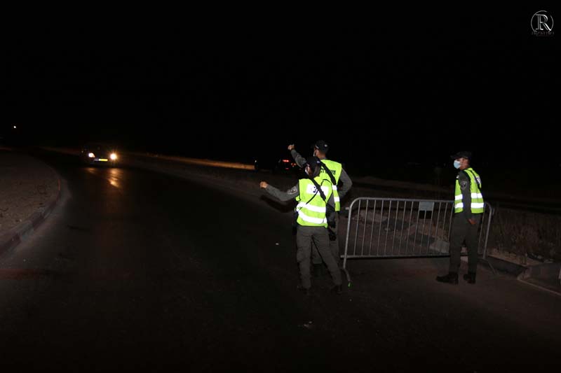 2 המשטרה עוצרת את הרכבים המתקרבים למחסום