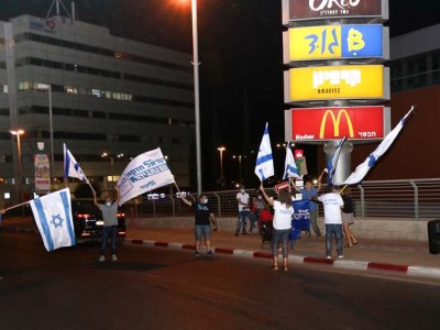 ישראל אבוקסיס מלהיב את המפגינים