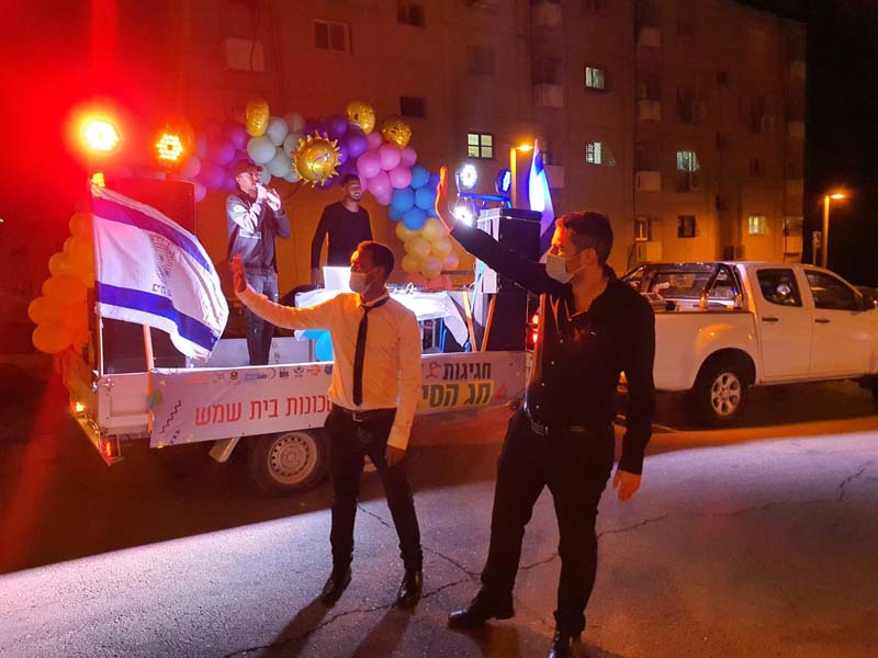 משה שטרית ואסצ'לאו מולה, ברקע טנדר השמחה