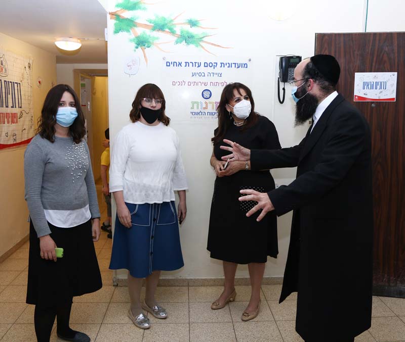 קטי שטרית משוחחת עם מנהלי עזרת אחים