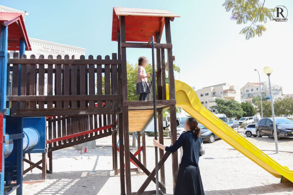 ילדה משחקת בגינת משחקים