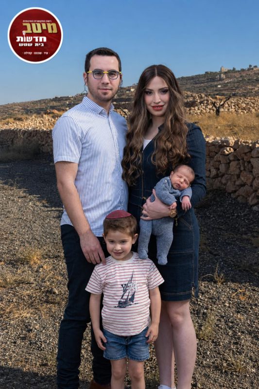 יוסי ואסתי ריינר נראים עם בניהם אור והלל