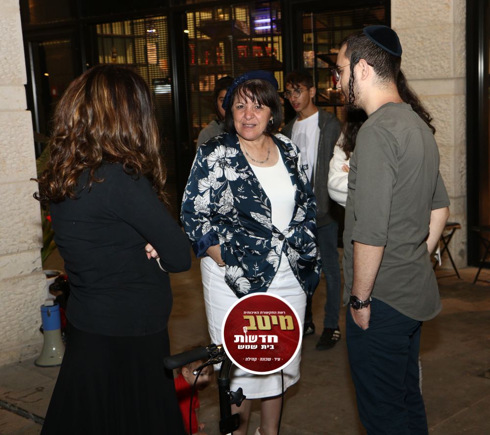 יוסי ואסתי ריינר משוחחים עם עליזה בלוך במרכז המסחרי ברמה ד'
